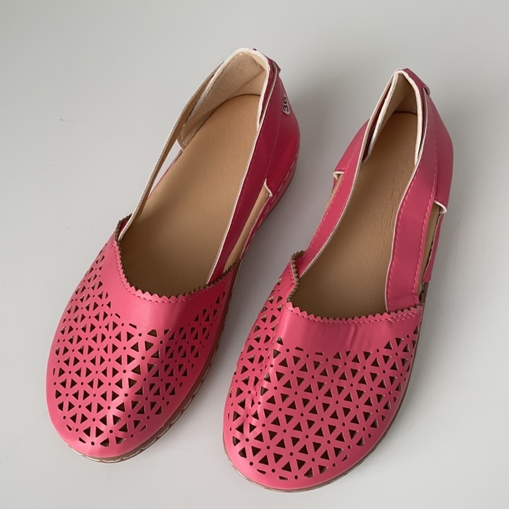 Simple closed toed cutout sandals - Picture 2 of 4